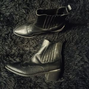 Black Chelsea boot size 4/5